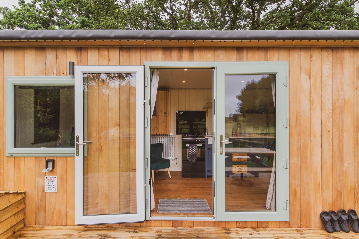 Hidden Wood Glamping And The Hideaway Cabin Вормінстер Екстер'єр фото