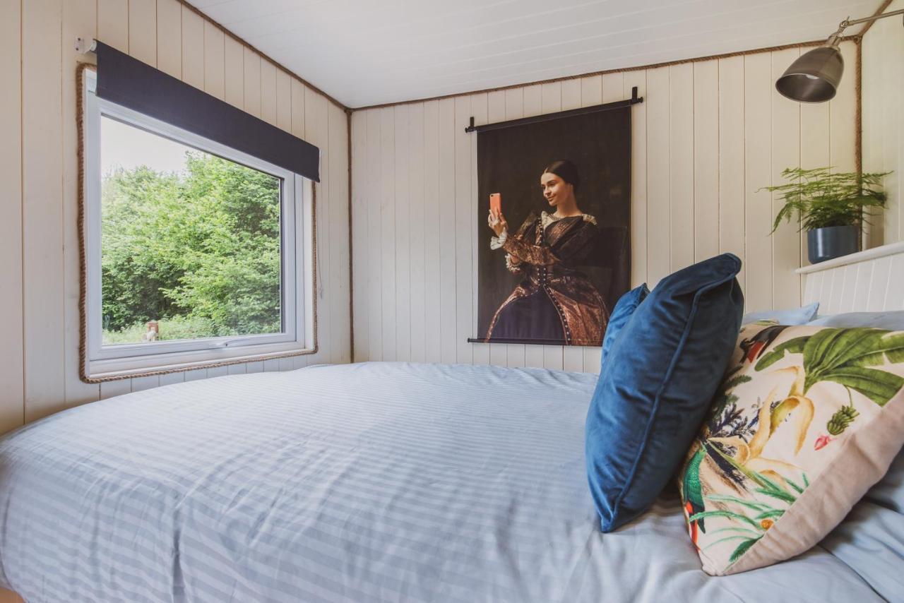 Hidden Wood Glamping And The Hideaway Cabin Вормінстер Екстер'єр фото