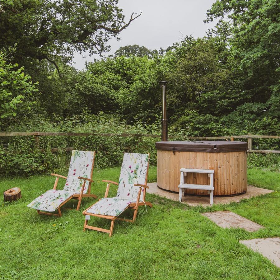 Hidden Wood Glamping And The Hideaway Cabin Вормінстер Екстер'єр фото