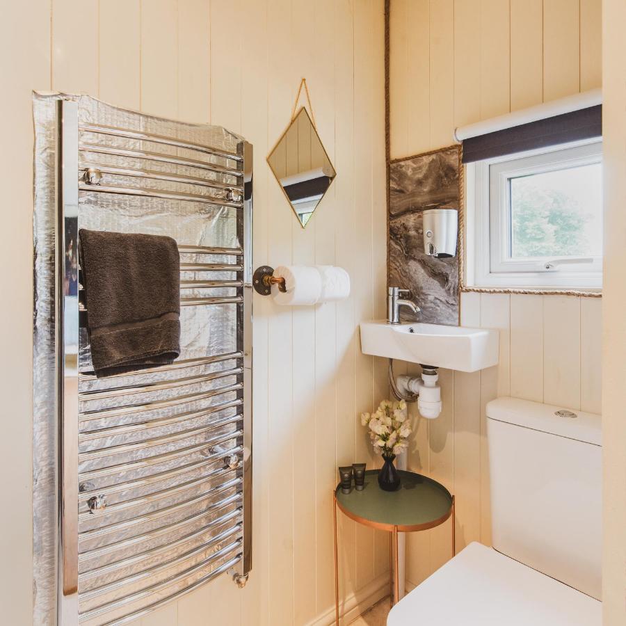 Hidden Wood Glamping And The Hideaway Cabin Вормінстер Екстер'єр фото